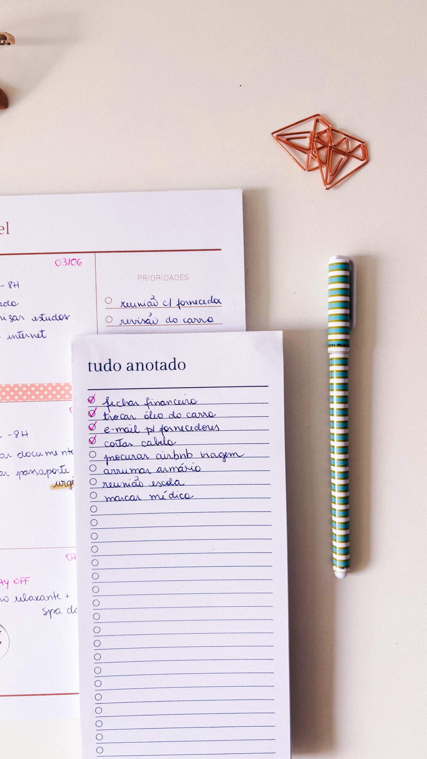 Sua nova rotina começa agora com os Blocos Perfeitos 🔐✨
4 modelos: mensal, semanal, diário e anotações
4 cores: marinho, cereja, esmeralda e cappuccino
E o melhor, sem datas pra você começar quando quiser!
Qual foi seu preferido? Me conta aqui 🙆🏻♀️