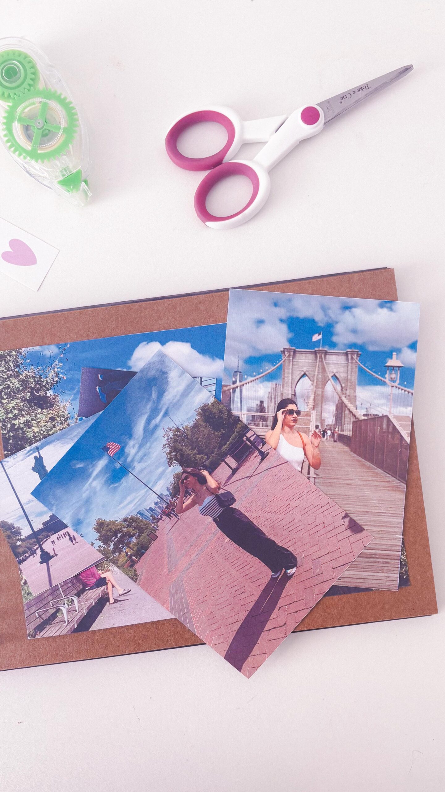 Alguns momentos merecem viver para sempre…
E agora eles podem ganhar o lugar que merecem. Nosso álbum Grandes Momentos foi criado pra guardar suas memórias mais preciosas, com todo o carinho que elas pedem. Fotos pequenas, grandes, bilhetes, recordações de viagens, tudo cabe nesse abraço em forma de páginas.

Cada detalhe foi pensado pra durar, pra reviver e pra emocionar. Transforme suas lembranças em um tesouro que vai atravessar o tempo.

Garanta já o seu e comece hoje a escrever sua história em grandes páginas 📸✨